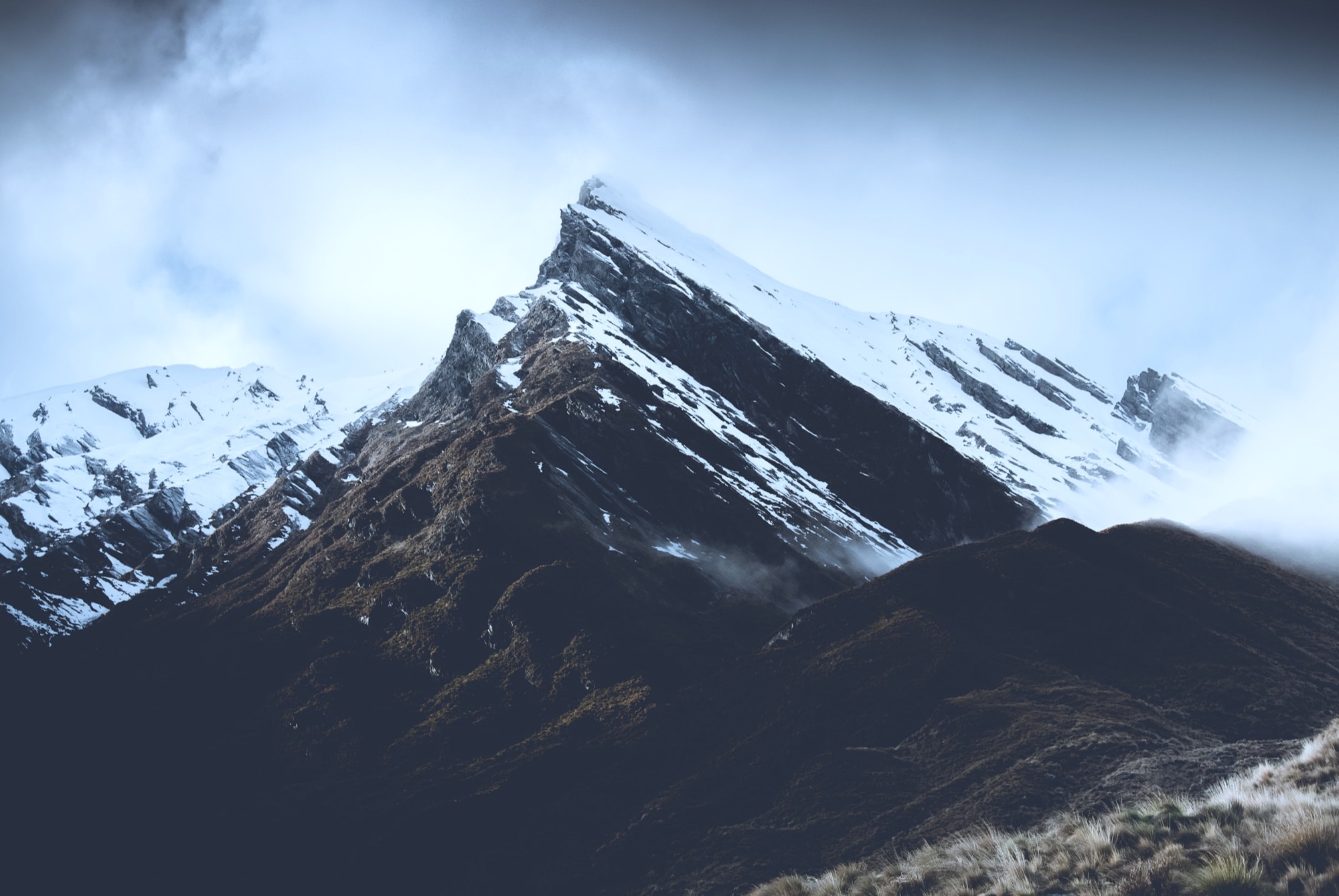 云雾中的雪山山脊